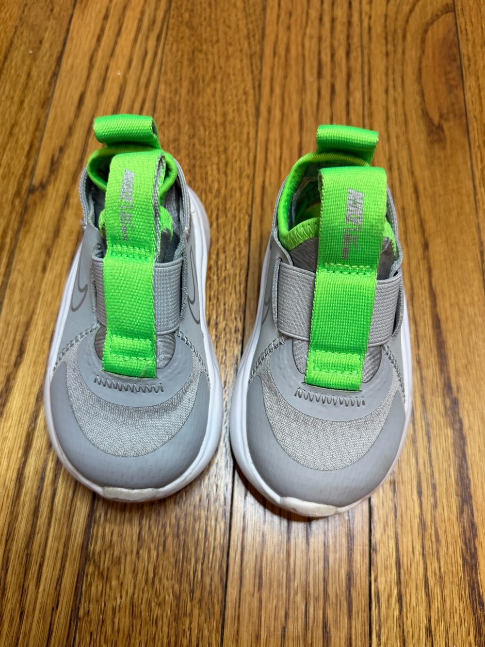 Nike Flex Plus toddler shoes in the Light Smoke Grey and Green, size: 5c
